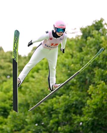 女子で優勝した勢藤優花＝大倉山