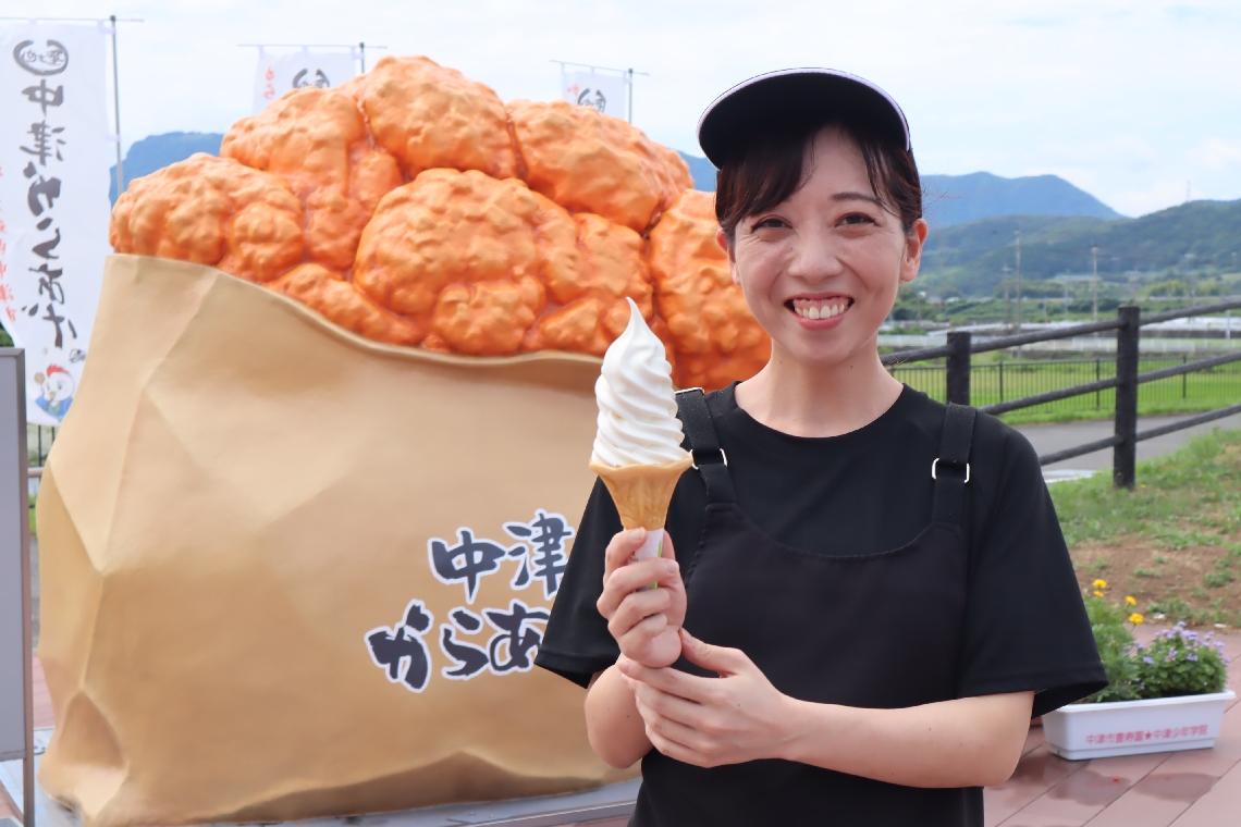 「ソフトクリームを使った、おいしいカフェメニューを待っています」。応募を呼びかけるレストランスタッフ＝道の駅なかつ
