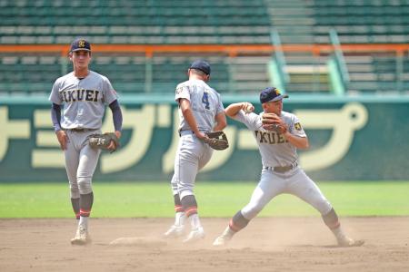 甲子園で守備練習する仙台育英ナイン