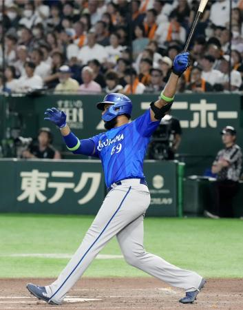 ６回ＤｅＮＡ無死一、三塁、エンカーナシオンが決勝打となる左犠飛を放つ＝東京ドーム
