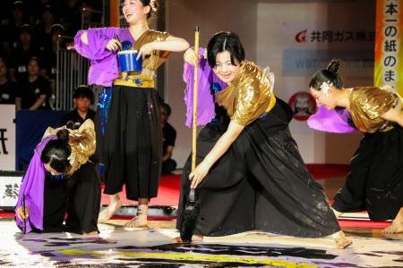 書道パフォーマンス甲子園で２連覇を果たした茨城県の水戸葵陵高の演技＝２日午後、愛媛県四国中央市