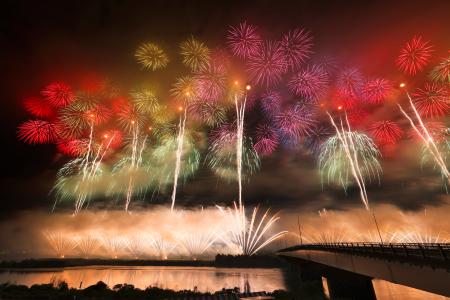 長岡まつり大花火大会で打ち上げられた花火＝２日夜、新潟県長岡市（長時間露光）