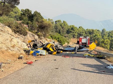 山火事対応のヘリコプターが墜落した現場＝２日（ギリシャ赤十字提供・ロイター＝共同）