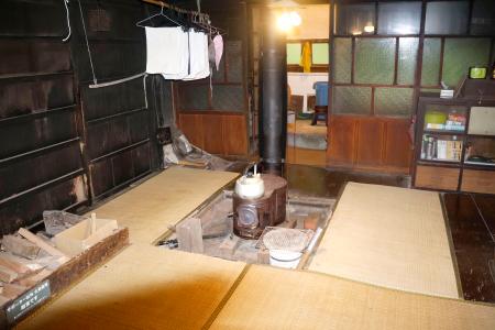 古民家「花の家」のいろり部屋＝７月、富山県上市町