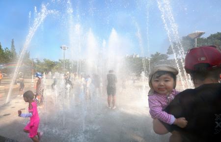 韓国南東部・慶尚南道梁山で水遊びする子どもたち＝２日（聯合＝共同）