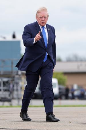 米大統領専用機に向けて歩くトランプ大統領＝２日、ニュージャージー州モリスタウンの空港（ＡＰ＝共同）