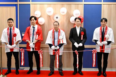 ドコモＳＭＴＢネット銀行の代理店「札幌ローンプラザ」がオープンし、テープカットする関係者＝３日午前、札幌市中央区