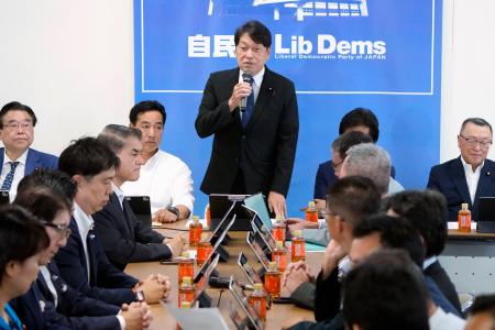 自民党の税制調査会と社会保障制度調査会の合同会議であいさつする小野寺五典税調会長（中央）＝３日午後、東京・永田町の党本部