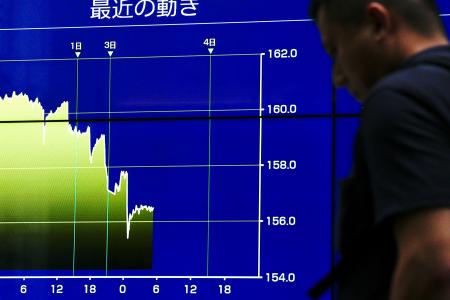 ドルに対し急伸した最近の円相場の推移を示すモニター＝３日午後、東京都千代田区