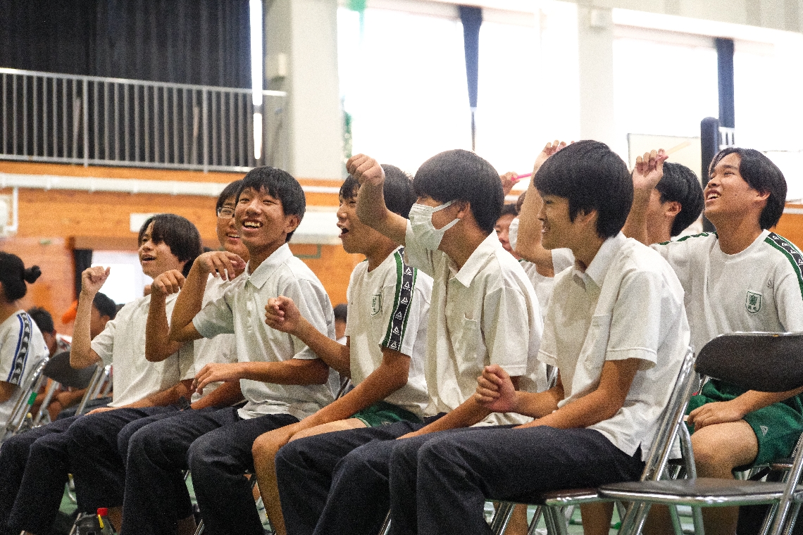 （２枚目）Ｃｈｉｍｏのライブを楽しむ生徒ら