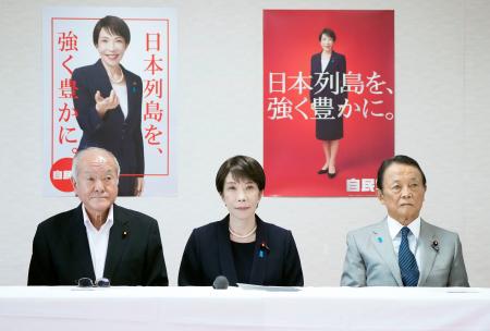自民党役員会に臨む（左から）鈴木幹事長、高市首相、麻生副総裁＝４日午前、東京・永田町の党本部