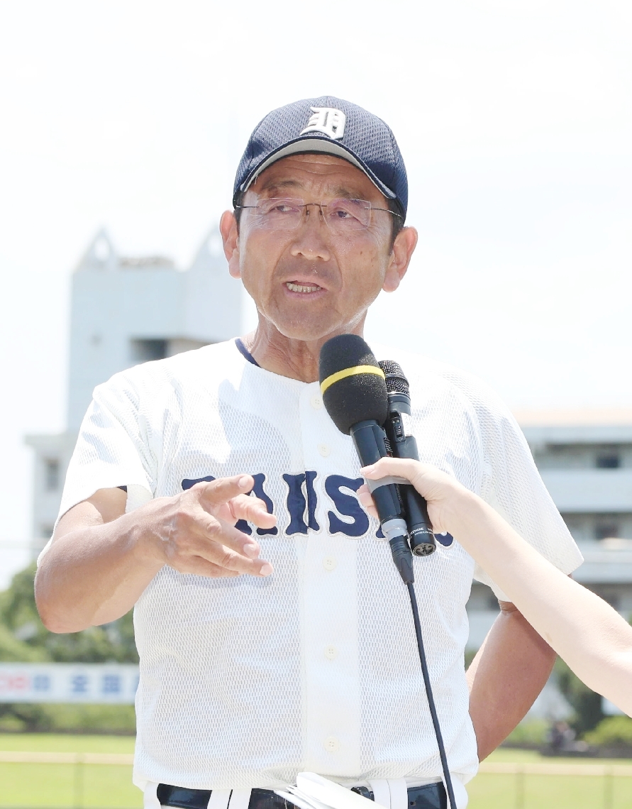 チームを甲子園に導いた那賀監督。飾らない言葉と人柄で誰からも慕われる