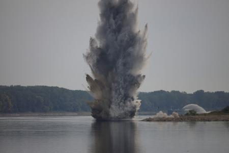 ルーマニア軍が実施したドナウ川支流の流れを妨げていた岩の爆破＝３日、首都ブカレスト北方（ロイター＝共同）