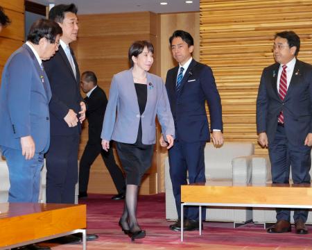 臨時閣議に臨む高市首相（中央）ら＝５日午後、首相官邸