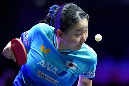 女子シングルス１回戦　プレーする張本美和＝横浜ＢＵＮＴＡＩ