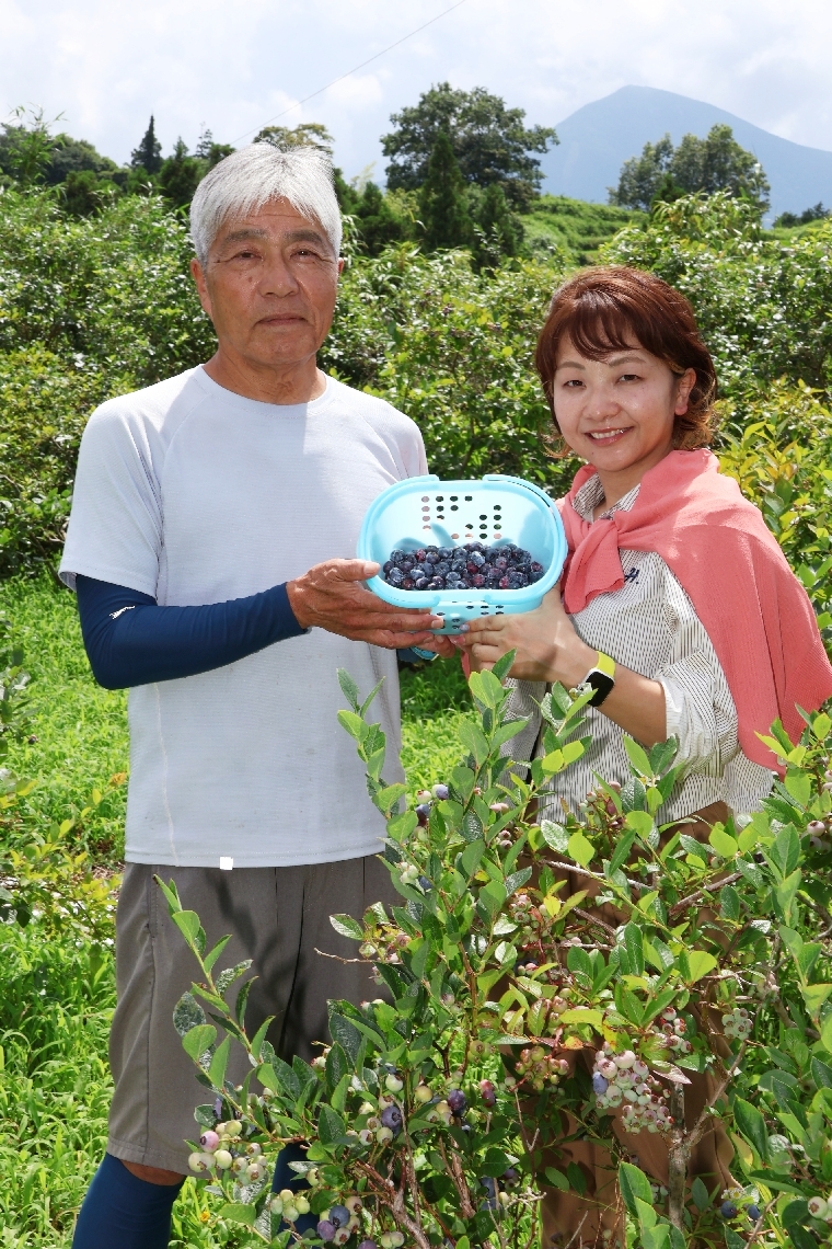 「受け継いだブルーベリー園を活性化したい」と意気込む松永徹さん（左）と、公社の前川桂子事務局次長＝九重町田野の筌の口ブルーベリー園
