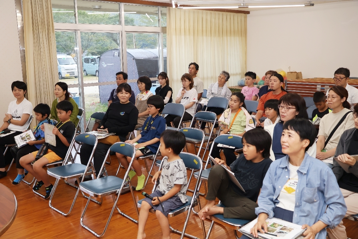 カエルについての説明を熱心に聞く参加者