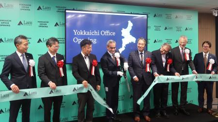 三重県四日市市で開かれたラムリサーチの新オフィス開所式＝７月