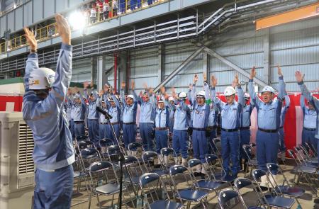 新熱延ラインの竣工式で万歳する日本製鉄の社員ら＝６日午後、愛知県東海市