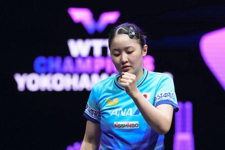 女子シングルス２回戦でポイントを奪いガッツポーズする張本美和＝横浜ＢＵＮＴＡＩ
