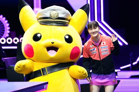 女子シングルス１回戦で勝利し、記念写真に納まる大藤沙月＝横浜ＢＵＮＴＡＩ