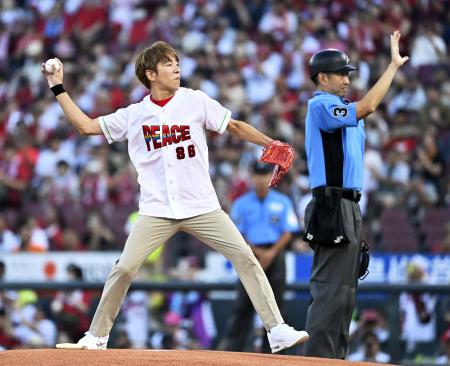 「ピースナイター」として行う広島―巨人戦で始球式を務める村上信五さん＝マツダ