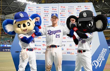 ヤクルトに３連勝し、ポーズをとる中日・石川昂＝バンテリンドーム