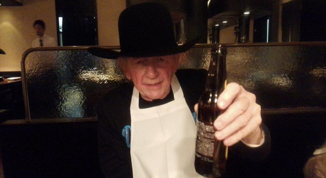 ビールを飲むドリー・ファンク・ジュニアさん＝タイガー木原氏提供