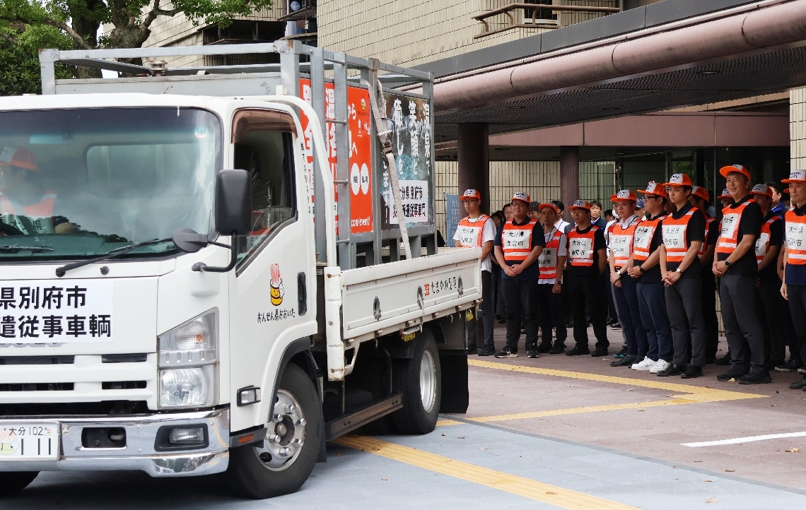 出発式の後、熊本県八代市に向かう温泉運搬車＝７日、別府市役所