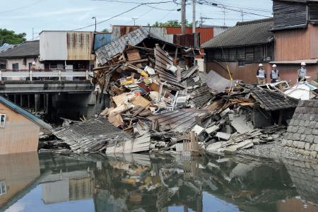 地震で倒壊した熊本県八代市の建物＝７日午前