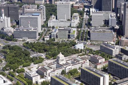 東京・霞が関の官庁街。下は国会議事堂＝２０２５年７月