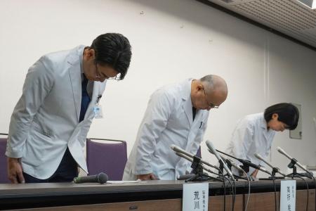 記者会見で謝罪する京都大病院の高折晃史病院長（中央）ら＝７日午後、京都市