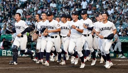 立命館宇治に勝利し、駆け出す有明ナイン＝甲子園