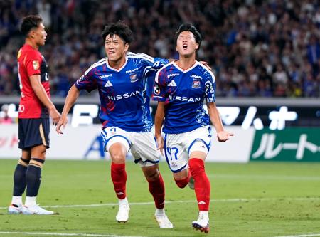 横浜Ｍ―鹿島　前半、先制ゴールを決め駆け出す横浜Ｍ・三井寺（右）＝ＭＵＦＧ国立