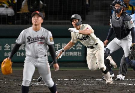 立正大淞南―長崎日大　２回表長崎日大２死三塁、太田が右中間に適時三塁打を放つ。投手川口、捕手柴垣＝甲子園