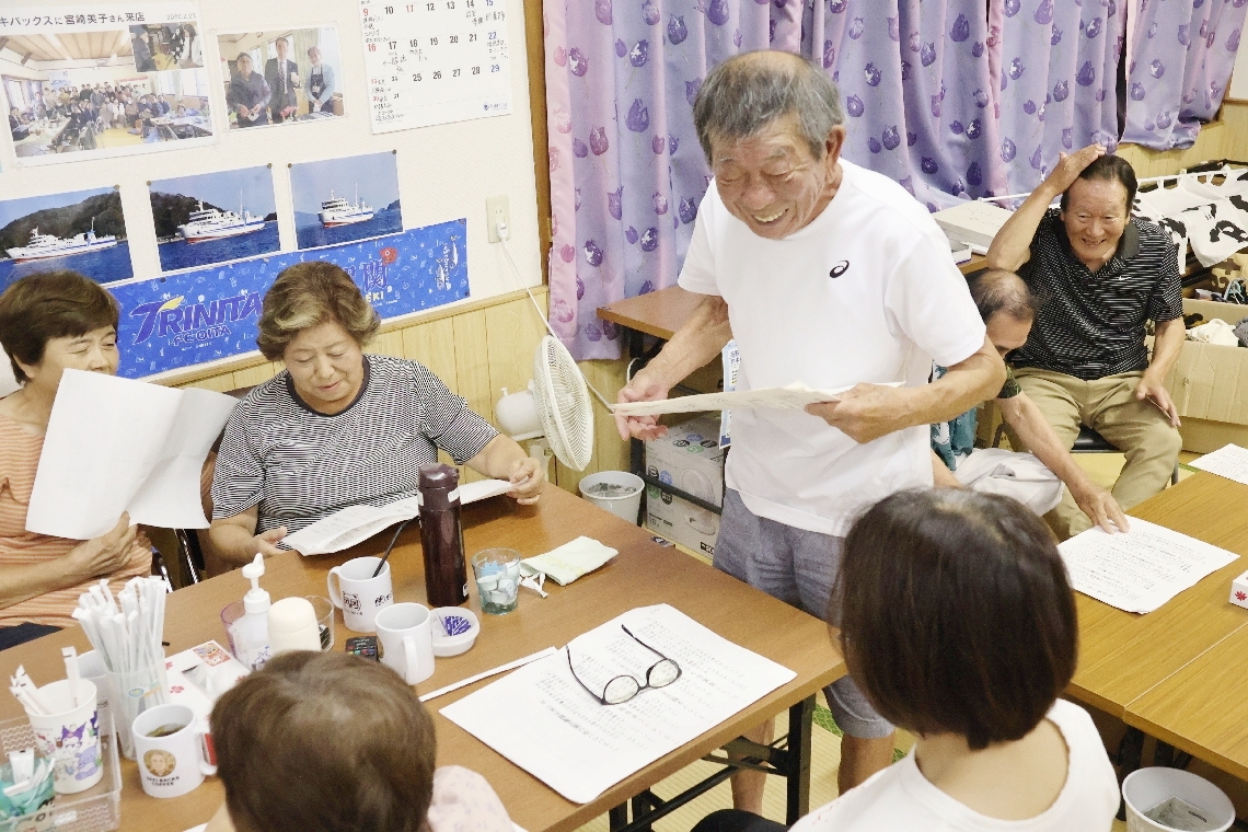森則人さん（右から２人目）の指導で練習する人たち＝大分市佐賀関