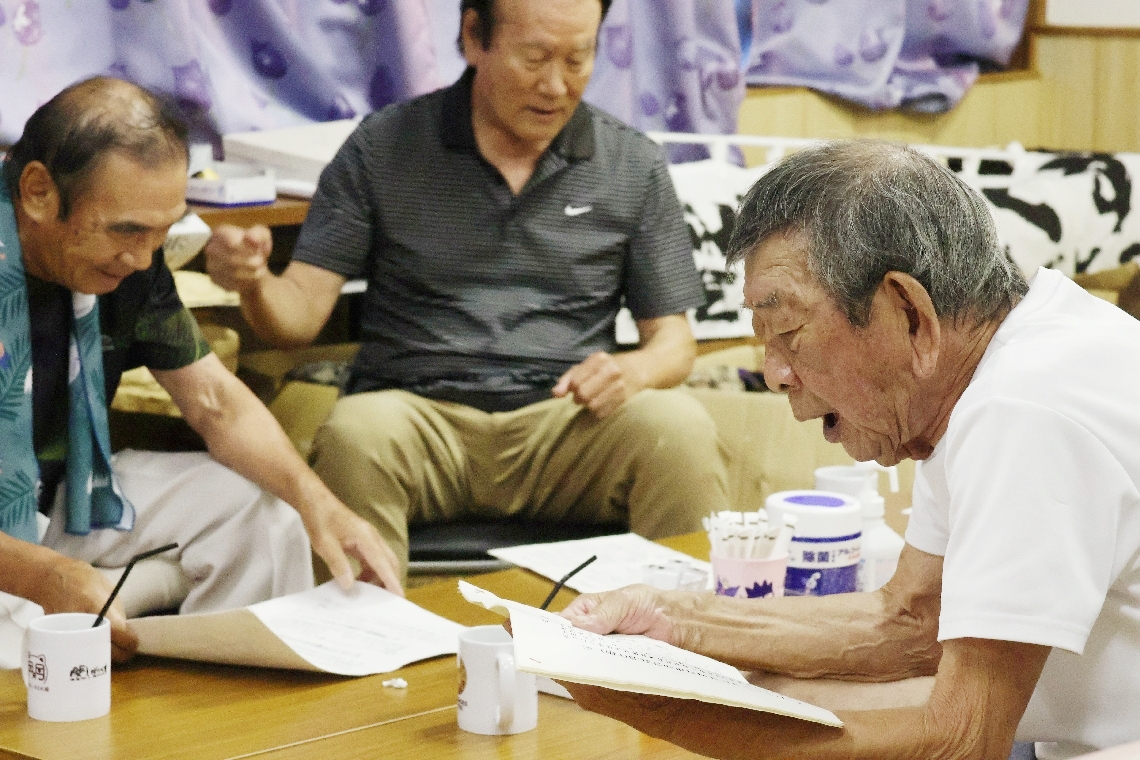 口説手の森則人さん（右）の指導で練習する人たち