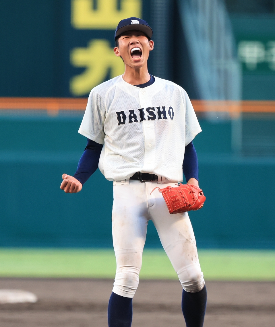 【１回戦・日本文理－大分商】最後の打者を三振で抑え、雄たけびを上げる大分商のエース平田