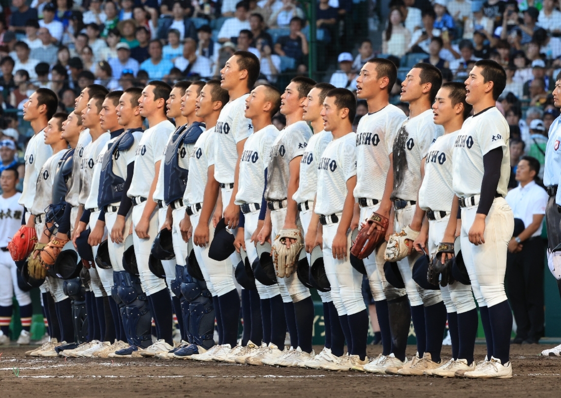 初戦に勝利し、校歌を歌う大分商ナイン