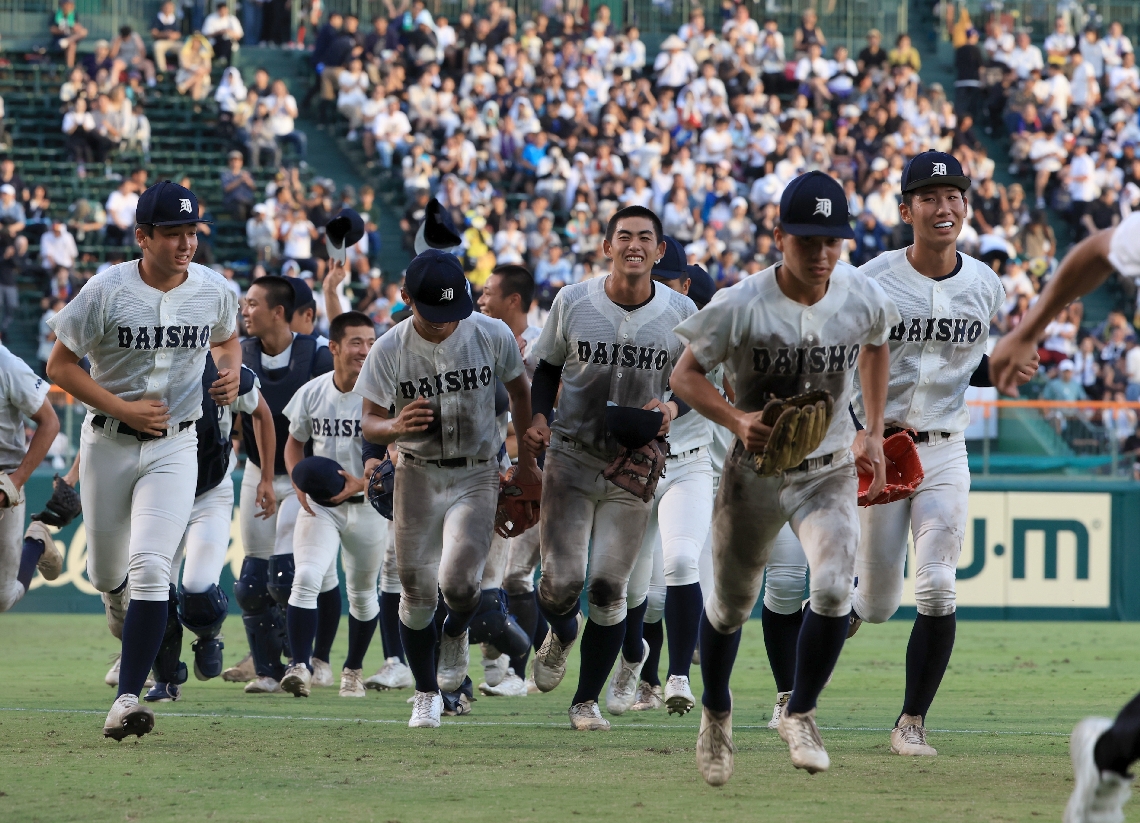 試合に勝利し、笑顔でベンチに戻る大分商ナイン
