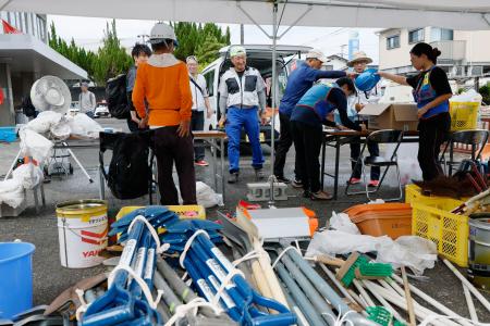 熊本県宇土市で資材を受け取るボランティア＝８日午前