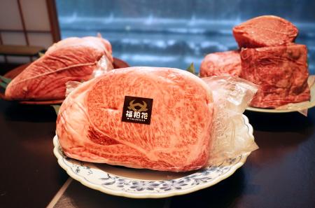 福島県産日本酒の酒かすを餌に混ぜて育てたブランド牛「福粕花」＝東京都千代田区
