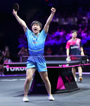 男子シングルスで２連覇を果たした張本智和＝横浜ＢＵＮＴＡＩ