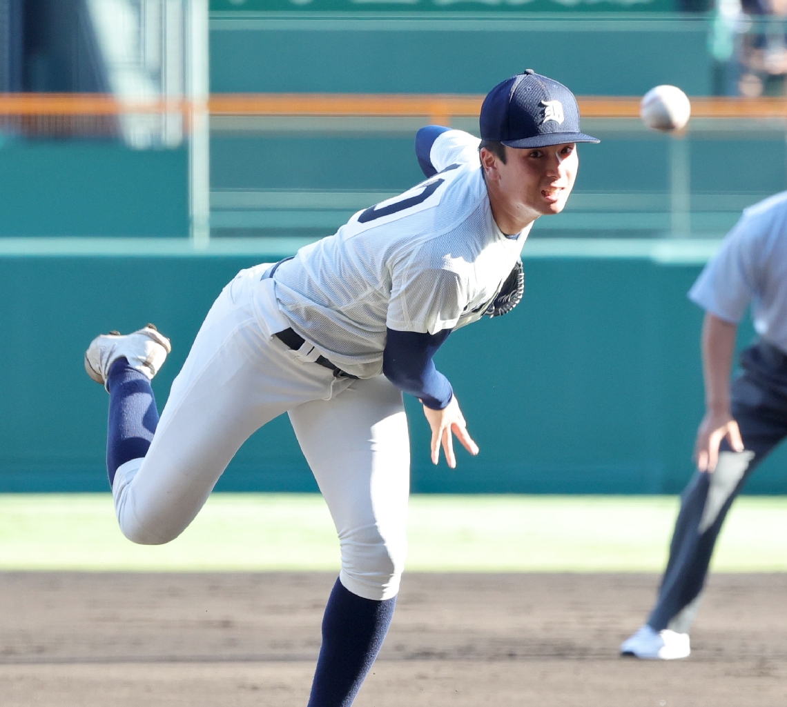日本文理（新潟）との１回戦で先発登板した米田＝甲子園球場