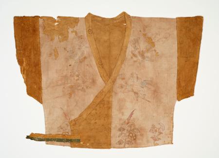 宝物「曝布彩絵半臂」の前身頃（宮内庁正倉院事務所提供）