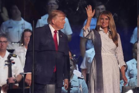 米ワシントンで開かれた行事に出席したトランプ大統領（左）と妻メラニアさん＝７月（ＡＰ＝共同）