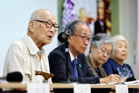 結成７０年を迎え、長崎市で記者会見する被団協の田中熙巳代表委員（左）ら＝１０日午前