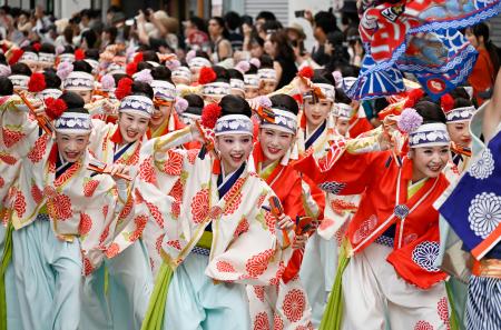 「よさこい祭り」で演舞を披露する踊り子たち＝１０日午前、高知市