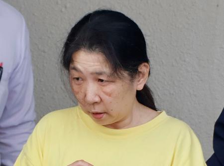 千葉県警いすみ署から移送される石上秀子容疑者＝１０日午後