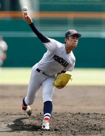 沖縄尚学戦に先発した横浜・織田＝甲子園